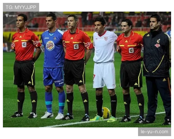 西甲：拉蒙·桑切斯·皮斯胡安球场球迷热情高涨，迎来激动人心的比赛时刻